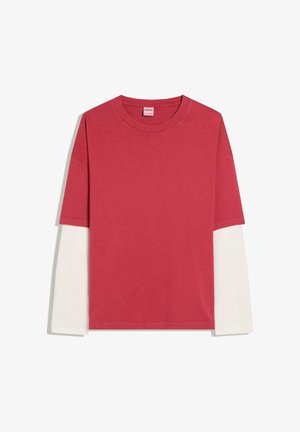 Crvena košulja s kratkim rukavima slojevito nošena preko dugih bijelih rukava, okrugli izrez, ravno položena na bijeloj pozadini.