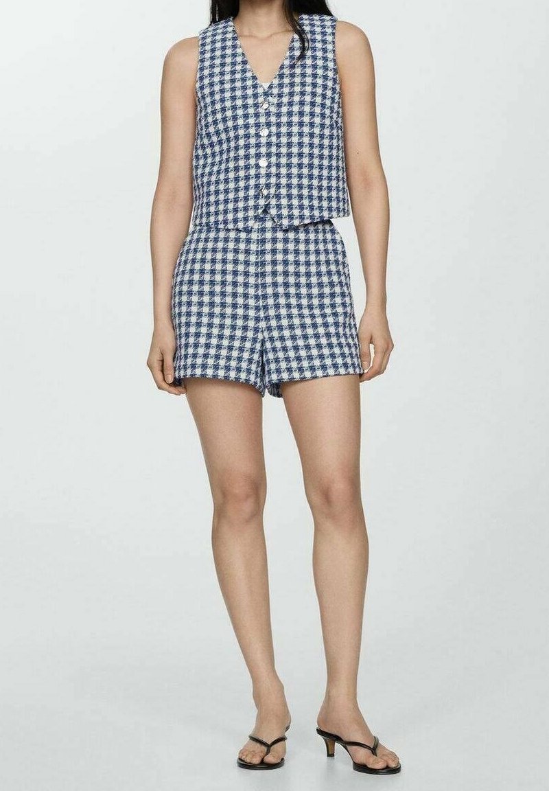 Gekämmtes zweiteiliges Outfit in Marineblau und Weiß. Ärmelloses Oberteil mit V-Ausschnitt und Knöpfen, kombiniert mit enganliegenden Shorts. Glatte Textur.