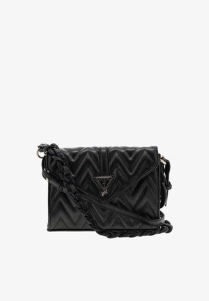 Sac bandoulière matelassé noir avec motif en chevron, sangle tressée et logo triangulaire Guess sur le rabat avant.