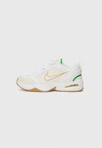 AIR MONARCH IV - Treenikenkä - white/metallic gold-coloured/phantom/lucky green/gum/brown