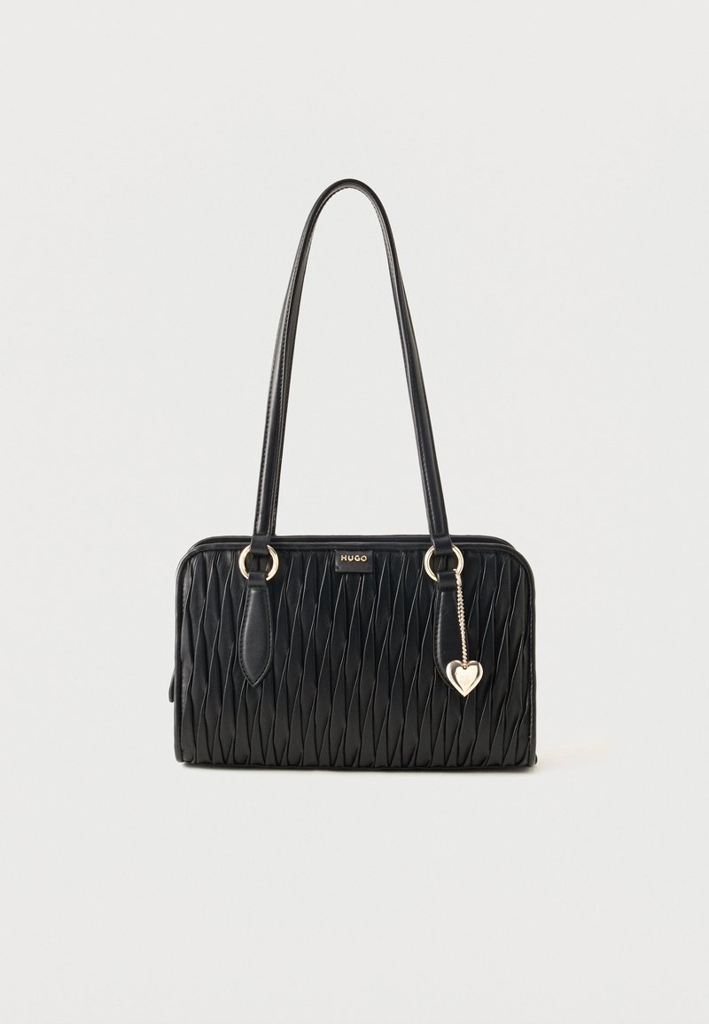 Sac d'épaule rectangulaire noir matelassé avec longues bandoulières, anneaux dorés, petit logo "HUGO" et breloque dorée en forme de cœur sur chaîne.