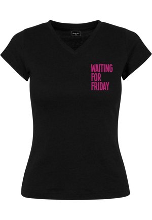 T-shirt noir cintré à col en V avec manches courtes et texte magenta "WAITING FOR FRIDAY" sur la poitrine à gauche.