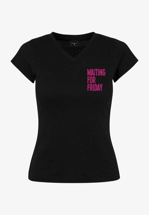 T-shirt noir cintré à col en V avec manches courtes et texte magenta "WAITING FOR FRIDAY" sur la poitrine à gauche.
