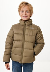 Olivgrön pufferjacka med hög krage, horisontell quiltad design, framzipper och sidofickor. Logotyp på övre vänstra bröstet.