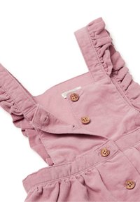 Vestido de tirantes de pana rosa con volantes, que presenta botones de madera y detalles de cintura fruncida. Textura suave y diseño informal.