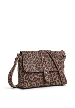 Sac à épaule imprimé léopard avec fermeture par rabat, sangle décorative avec clous métalliques et bandoulière ajustable sur fond blanc uni.
