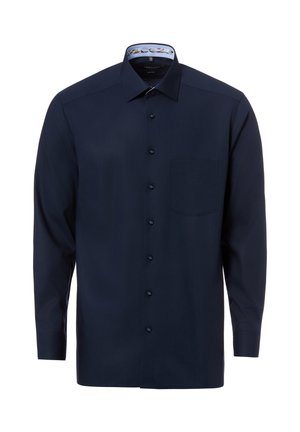 Granatowa koszula na długi rękaw zapinana na guziki, z kieszenią na piersi i szpiczastym kołnierzykiem, prezentowana na białym tle.