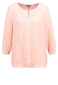 Blusa rosa chiaro con colletto rotondo, parte anteriore plissettata e maniche a tre quarti. Realizzata in tessuto morbido, con chiusura a bottoni al collo.