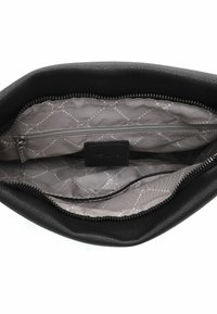 Černá kožená taška otevřená, aby ukázala šedou vzorovanou látkovou podšívku s kapsou na zip a černou štítkou.