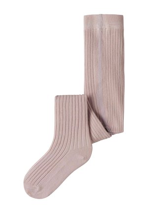 Une chaussette haute jusqu'au genou rose clair côtelée pliée avec les zones du talon et des orteils visibles sur fond blanc.