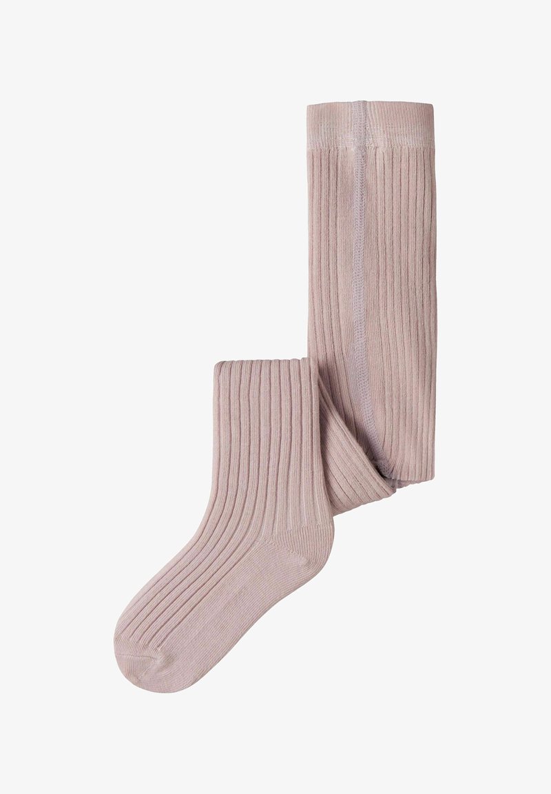 Une chaussette haute jusqu'au genou rose clair côtelée pliée avec les zones du talon et des orteils visibles sur fond blanc.