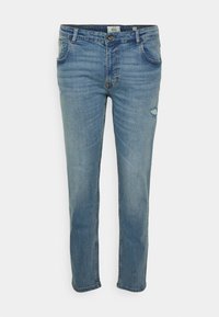 Jeans de denim azul claro com corte reto, apresentando cinco bolsos e um detalhe desgastado na coxa direita. Fecho clássico com botão.