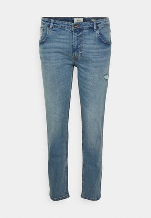 Jeans de denim azul claro com corte reto, apresentando cinco bolsos e um detalhe desgastado na coxa direita. Fecho clássico com botão.