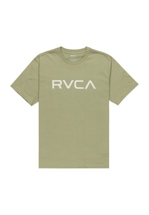 Olijfgroene katoenen t-shirt met korte mouwen, ronde halslijn en groot wit "RVCA"-logo op de voorkant. Zachte textuur, casual pasvorm.