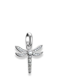 Ciondolo a forma di libellula argentata con pietre chiare scintillanti, caratterizzato da intricati disegni delle ali, una pietra rotonda al centro e un anello liscio.