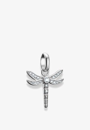 Ciondolo a forma di libellula argentata con pietre chiare scintillanti, caratterizzato da intricati disegni delle ali, una pietra rotonda al centro e un anello liscio.