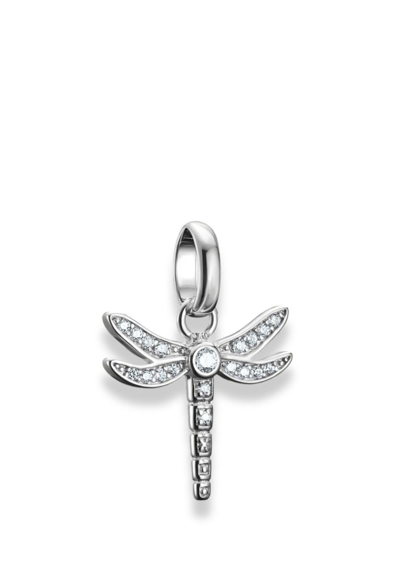 Ciondolo a forma di libellula argentata con pietre chiare scintillanti, caratterizzato da intricati disegni delle ali, una pietra rotonda al centro e un anello liscio.