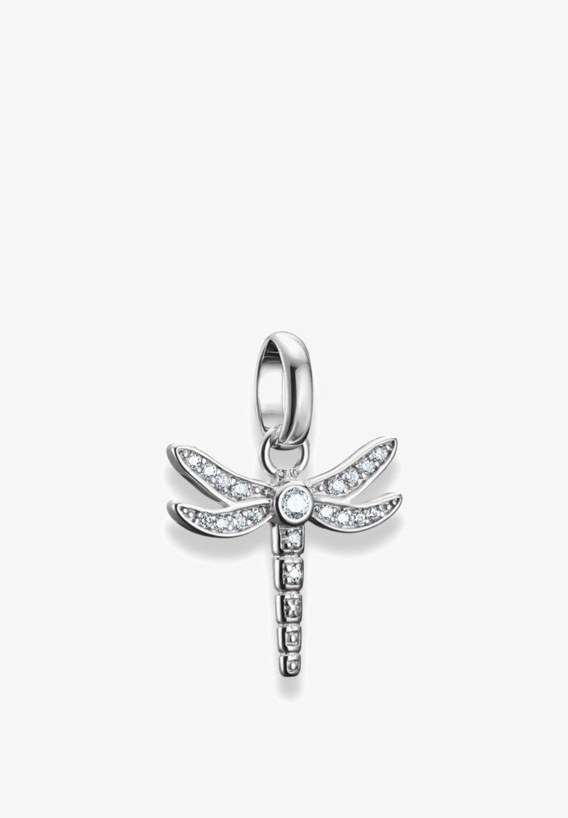 Ciondolo a forma di libellula argentata con pietre chiare scintillanti, caratterizzato da intricati disegni delle ali, una pietra rotonda al centro e un anello liscio.