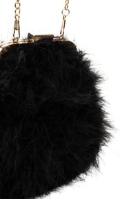 Mustat tekoturkista valmistettu clutch-laukku pyöreällä muodolla, kultasävyisillä yksityiskohdilla ja ketjuolkahihnalla, joissa on pehmeä, teksturoitu pinta.