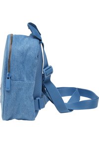 Zaino in denim blu con zip laterale, dettagli in rete, spallacci regolabili e un logo distintivo sulla tasca anteriore.