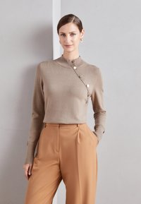 Morgan Maglione - taupe type