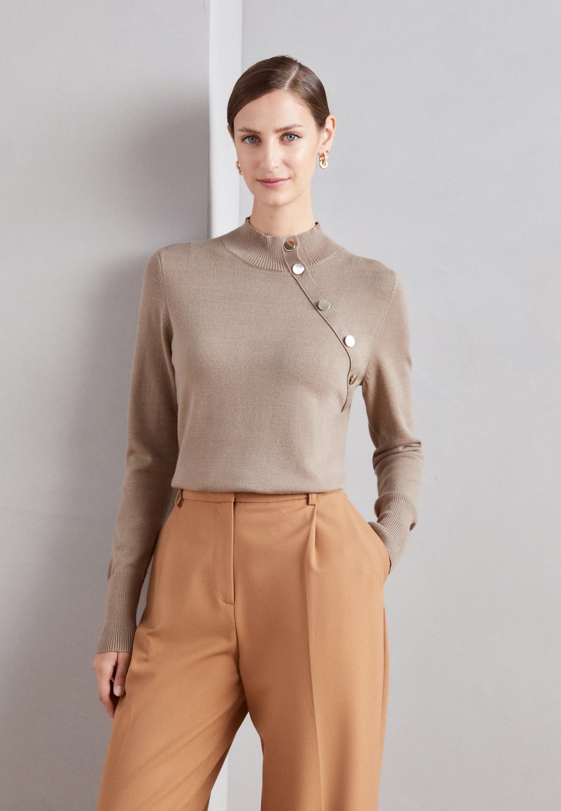 Morgan Maglione - taupe type
