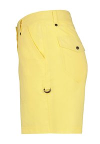 Gula cargoshorts med rak passform, som har sidofickor, en bakficka och en metallring som accent. Tillverkade av lättviktig tyg.