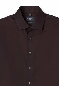 Donker bordeauxrode overhemd met een moderne pasvorm. Beschikt over een spread collar, knopen aan de voorkant en een gladde, gestructureerde stof.