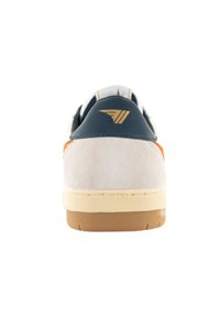 Sneaker con tomaia in suede e pelle di colore blu navy, bianco sporco e arancione. Suola in gomma testurizzata, design minimalista, accentuazione del logo in oro.