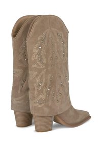 Botas de vaquero de ante marrón con punta afilada, costuras detalladas y acentos de strass. Presentan un tacón apilado y una silueta de parte superior curva.