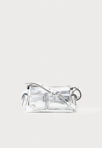 Borsa a tracolla metallica argento con superficie testurizzata, dotata di due tasche frontali, una tracolla regolabile e dettagli metallici.