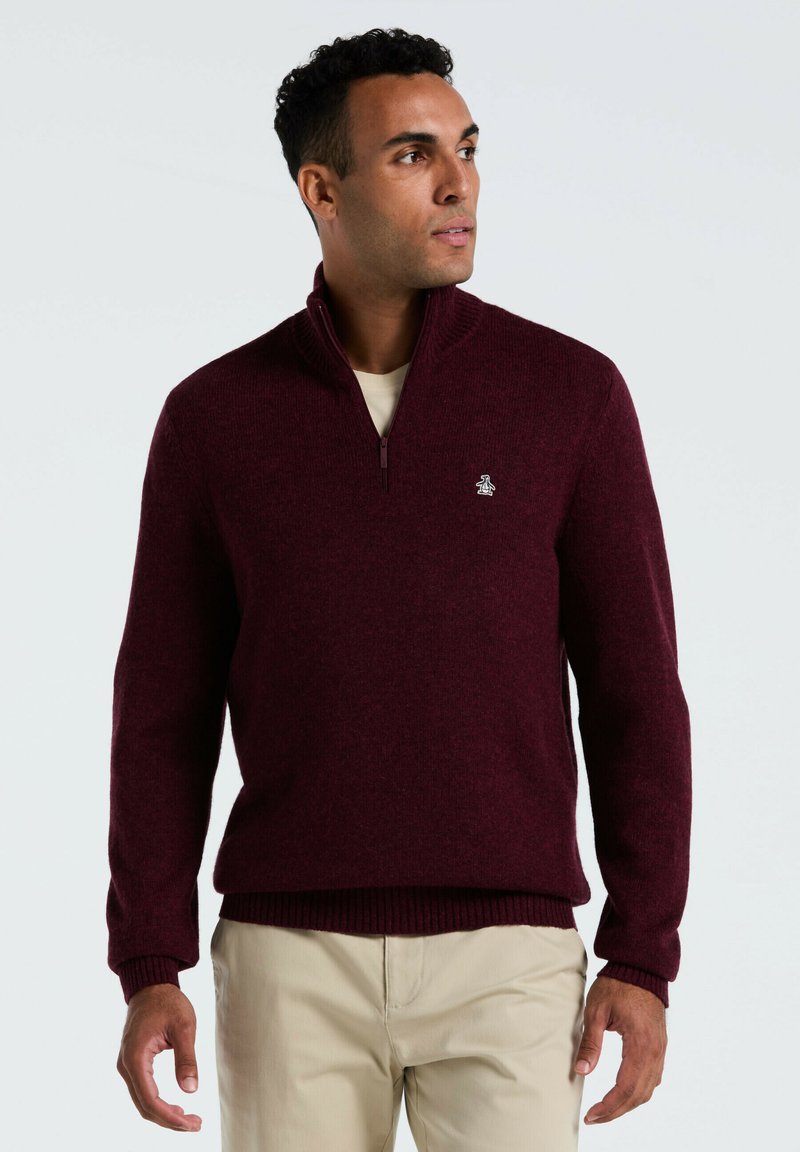 Bordeauxfarbener Zip-Knit-Pullover aus strukturiertem Strickstoff, mit gerippten Bündchen und Saum sowie einem kleinen Logo auf der linken Brust.