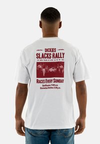 SLACKS RALLY TEE - Potiskana majica - white