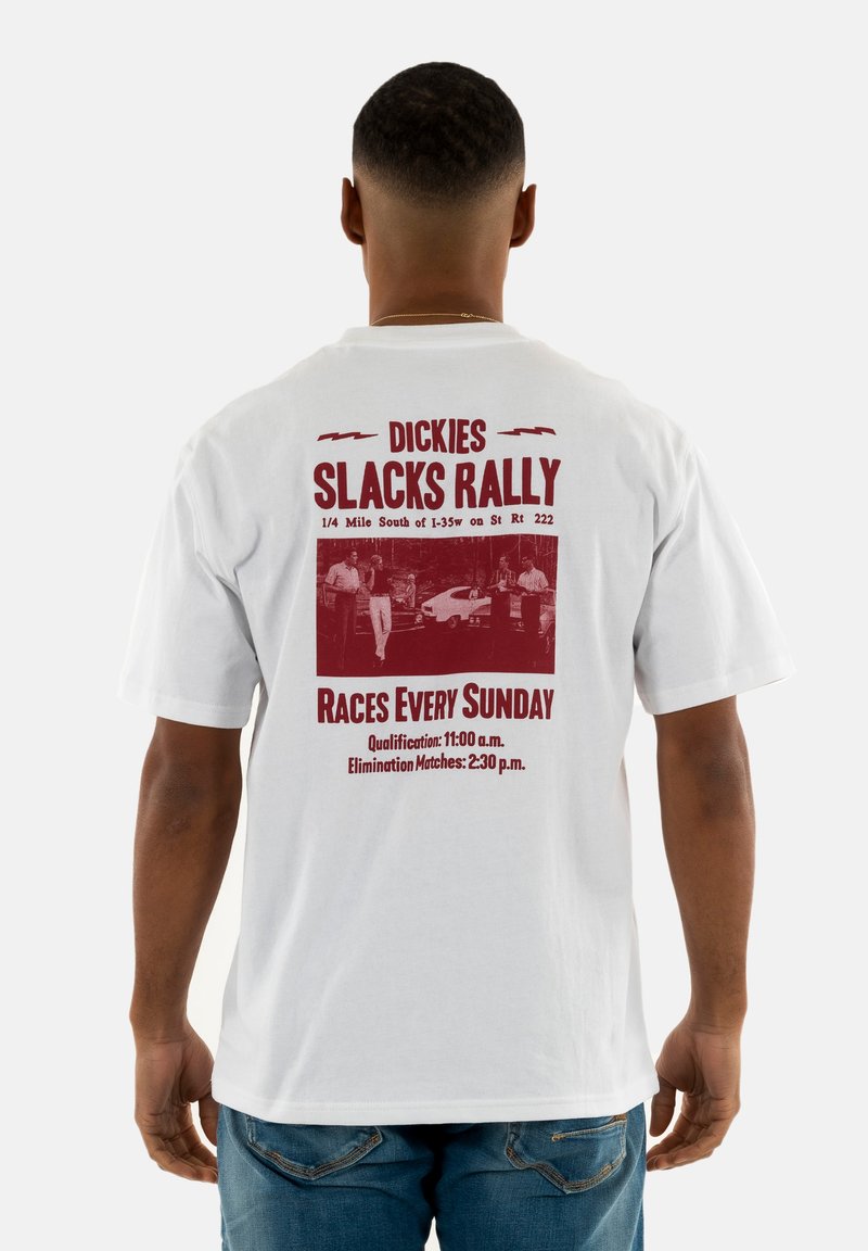 Baltas medvilnės marškinėliai su bordo spalvos tekstu nugarinėje pusėje: "DICKIES SLACKS RALLY," renginio detalės ir maža lenktyninių automobilių nuotrauka.