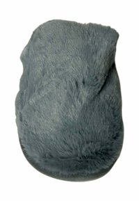 Funda de botella de agua caliente de pelaje sintético suave y gris oscuro, con forma redondeada y textura aterciopelada.
