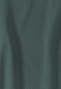 Donkergroen textiel met een subtiel rasterpatroon en zachte plooien die zachte schaduwvariaties creëren.