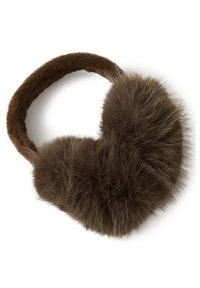 Hnedé falošné kožušinové náušníky s zaobleným dizajnom, ktoré majú dve nadýchané guličky pripevnené k mäkkému látkovému čelenkovému pásiku.