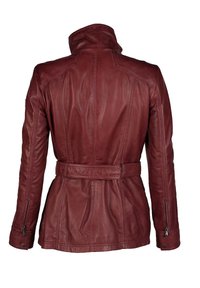 Burgundy læderjakke med høj krave, stiklinger, lynlåse ved håndleddene og et matchende bælte i taljen, vist fra ryggen.