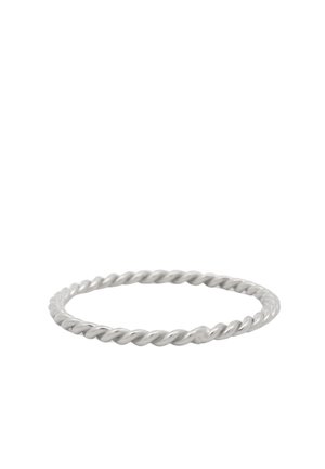 Dünner silberner, gedrehter Ring im Seilstil mit glatter polierter Oberfläche auf weißem Hintergrund.
