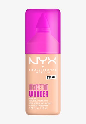 Fond de teint NYX Professional Makeup dans un flacon beige avec un bouchon rose. L'étiquette indique "03 Fair" et "Make'em Wonder" en lettres roses en gras.