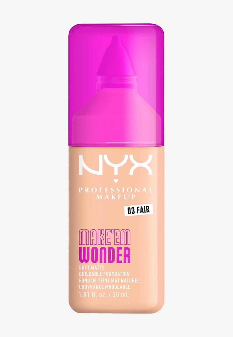 Fond de teint NYX Professional Makeup dans un flacon beige avec un bouchon rose. L'étiquette indique "03 Fair" et "Make'em Wonder" en lettres roses en gras.