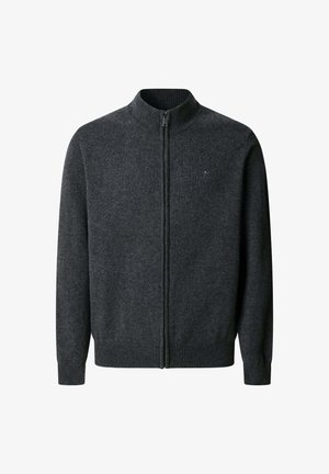 Tummanharmaa vetoketjullinen neuletakki, jossa on korkea kaulus, ribattu hihansuu ja helma. Pehmeä rakenne, vähäinen brändäys vasemmassa rinnassa. Klassinen malli.