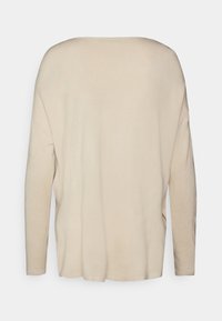 Maglione beige chiaro a maniche lunghe con vestibilità rilassata, scollatura ampia e trama a maglia liscia. Design semplice senza decorazioni.