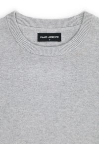 Jasnoszary sweter dziany z okrągłym dekoltem i prążkowanymi wykończeniami. Posiada czarną metkę z napisem "PAKO LORENTE" oraz rozmiarem "M".