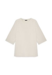 Lichtbeige top met korte mouwen en een ronde halslijn, voorzien van een subtiel embossed bloemmotief, gemaakt van zachte stof met een gladde textuur.