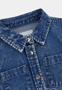 Koszula dżinsowa w niebieskim odcieniu, z klasycznym kołnierzykiem, złotymi guzikami i dwiema przednimi kieszeniami o wyblakłej teksturze.