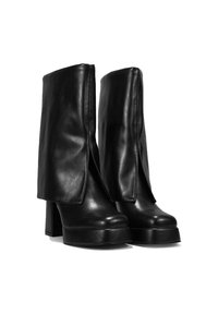 Botas de cuero negro con parte delantera plana, caña alta y tacones cuadrados. Textura suave con un diseño de superposición doblada.