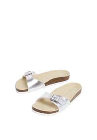 Silverfärgade metalliska slide-sandaler med en justerbar spänne. Korkfotbädd och strukturerad vit gummisula. Platt design för komfort.