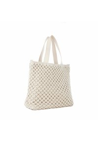 Borsa a tote intrecciata in crema, caratterizzata da un design a rete aperta, due manici piatti e una chiusura zip nella parte superiore. Superficie testurizzata e interno spazioso.