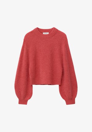 Roter, kurz geschnittener Strickpullover mit Ballonärmeln sowie gerippten Bündchen und Kragen vor weißem Hintergrund.